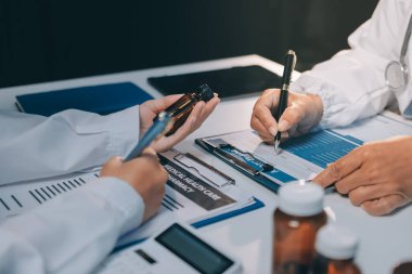 Doktorlar ve hemşire hastane kantininde gayri resmi toplantı yapıyorlar.