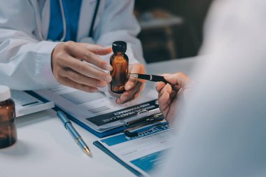 Doktorlar ve hemşire hastane kantininde gayri resmi toplantı yapıyorlar.