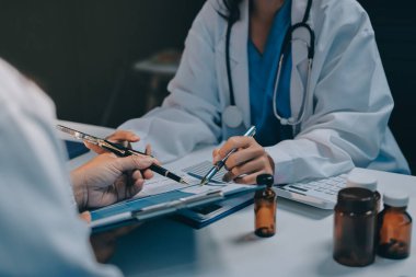 Doktorlar ve hemşire hastane kantininde gayri resmi toplantı yapıyorlar.