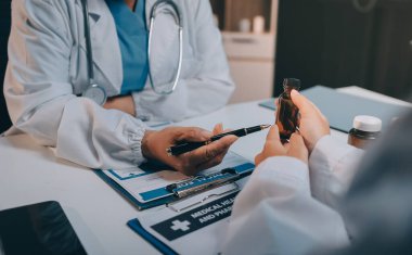 Doktorlar ve hemşire hastane kantininde gayri resmi toplantı yapıyorlar.