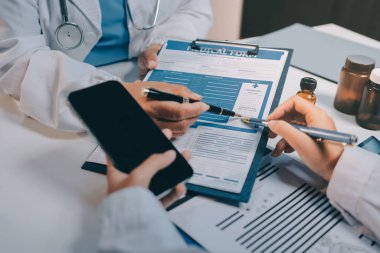 Doktorlar ve hemşire hastane kantininde gayri resmi toplantı yapıyorlar.