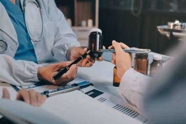 Doktorlar ve hemşire hastane kantininde gayri resmi toplantı yapıyorlar.