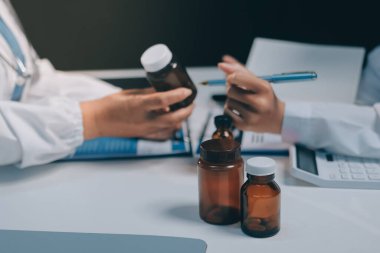 Doktorlar ve hemşire hastane kantininde gayri resmi toplantı yapıyorlar.