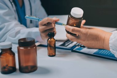 Doktorlar ve hemşire hastane kantininde gayri resmi toplantı yapıyorlar.