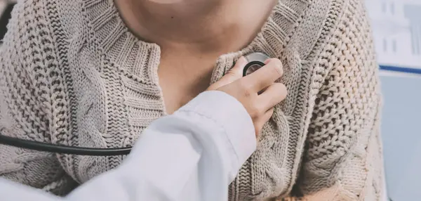 Doktor, yaşlı hastalar için solunum sistemini ve konsültasyonları inceleyen steteskop kullanın, sağlık kontrolünden bahsedin veya test sonuçlarını paylaşın, rahatlatın ve teşvik edin. Tıbbi tedavi ve uzmanlık kavramları, sağlık sigortası, emeklilik.