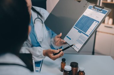 Doktorlar ve hemşire hastane kantininde gayri resmi toplantı yapıyorlar.