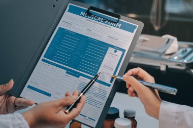 Doktorlar ve hemşire hastane kantininde gayri resmi toplantı yapıyorlar.