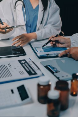 Doktorlar ve hemşire hastane kantininde gayri resmi toplantı yapıyorlar.