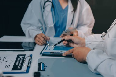 Doktorlar ve hemşire hastane kantininde gayri resmi toplantı yapıyorlar.