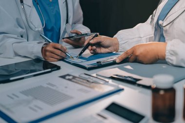 Doktorlar ve hemşire hastane kantininde gayri resmi toplantı yapıyorlar.