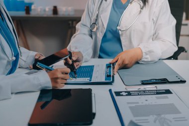 Doktorlar ve hemşire hastane kantininde gayri resmi toplantı yapıyorlar.