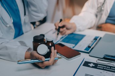 Doktorlar ve hemşire hastane kantininde gayri resmi toplantı yapıyorlar.