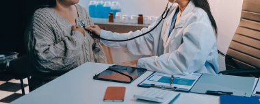 Doktor, solunum sistemini ve yaşlı hastalar için konsültasyonları inceleyen steteskop kullanın, sağlık kontrolü ya da test sonuçlarını paylaşın