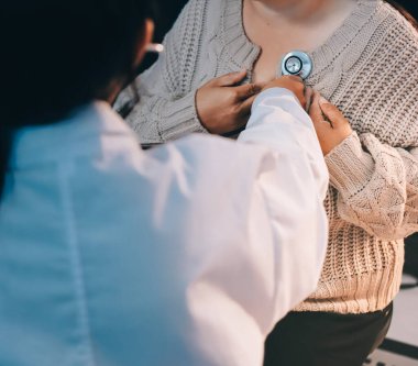 Doktor, solunum sistemini ve yaşlı hastalar için konsültasyonları inceleyen steteskop kullanın, sağlık kontrolü ya da test sonuçlarını paylaşın