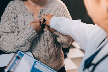 Doktor, solunum sistemini ve yaşlı hastalar için konsültasyonları inceleyen steteskop kullanın, sağlık kontrolü ya da test sonuçlarını paylaşın