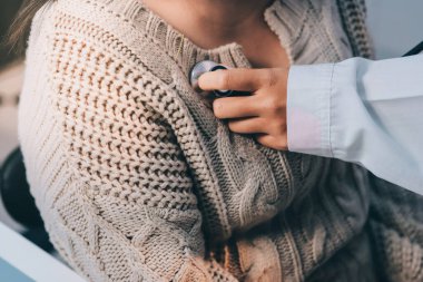 Doktor, solunum sistemini ve yaşlı hastalar için konsültasyonları inceleyen steteskop kullanın, sağlık kontrolü ya da test sonuçlarını paylaşın