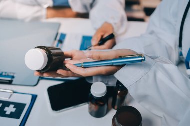 Doktorlar ve hemşire hastane kantininde gayri resmi toplantı yapıyorlar.