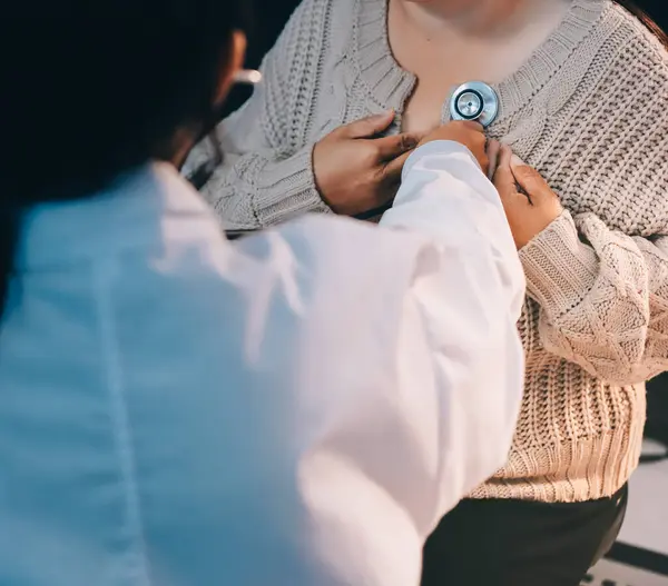 Doktor, solunum sistemini ve yaşlı hastalar için konsültasyonları inceleyen steteskop kullanın, sağlık kontrolü ya da test sonuçlarını paylaşın