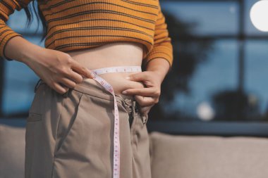 Şişman karnına dokunup sıkarken çekilmiş bir fotoğraf..