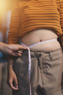 Şişman karnına dokunup sıkarken çekilmiş bir fotoğraf..