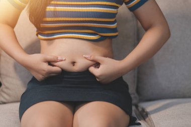 Şişman karnına dokunup sıkarken çekilmiş bir fotoğraf..