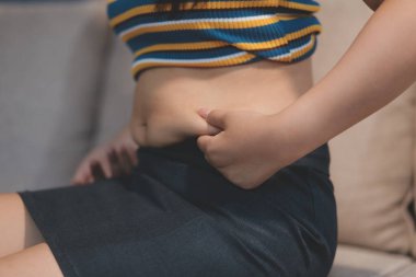 Şişman karnına dokunup sıkarken çekilmiş bir fotoğraf..