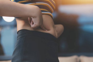 Şişman karnına dokunup sıkarken çekilmiş bir fotoğraf..