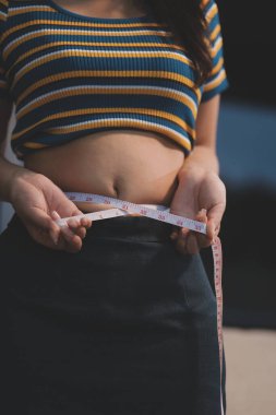 Şişman karnına dokunup sıkarken çekilmiş bir fotoğraf..