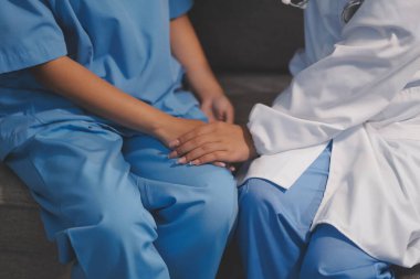 Görüntüleri kapatın, doktor hastaya tavsiye vermek ve hastalıkla mücadeleyi teşvik etmek için el ele tutuşuyor ve yaşlı hastalara ve sağlık hizmetleri konseptine destek oluyor..