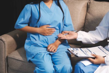 Sağlık, Doktor Teknolojisi, X-Ray Analizi için Tıbbi Ekip Dijital Tablet Kullanıyor.