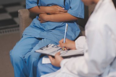 Sağlık, Doktor Teknolojisi, X-Ray Analizi için Tıbbi Ekip Dijital Tablet Kullanıyor.