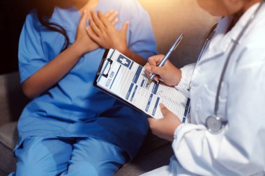 Sağlık, Doktor Teknolojisi, X-Ray Analizi için Tıbbi Ekip Dijital Tablet Kullanıyor.