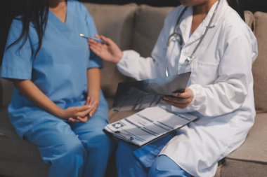 Sağlık, Doktor Teknolojisi, X-Ray Analizi için Tıbbi Ekip Dijital Tablet Kullanıyor.