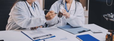 Doktorlar ve hemşire hastane kantininde gayri resmi toplantı yapıyorlar.