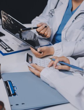 Doktorlar ve hemşire hastane kantininde gayri resmi toplantı yapıyorlar.