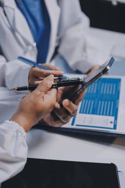 Doktorlar ve hemşire hastane kantininde gayri resmi toplantı yapıyorlar.