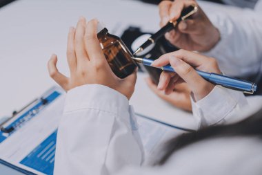 Doktorlar ve hemşire hastane kantininde gayri resmi toplantı yapıyorlar.