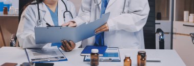 Doktorlar ve hemşire hastane kantininde gayri resmi toplantı yapıyorlar.