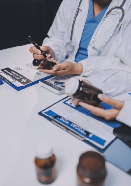 Doktorlar ve hemşire hastane kantininde gayri resmi toplantı yapıyorlar.