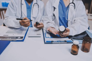 Doktorlar ve hemşire hastane kantininde gayri resmi toplantı yapıyorlar.