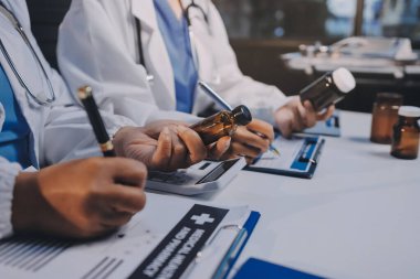 Doktorlar ve hemşire hastane kantininde gayri resmi toplantı yapıyorlar.