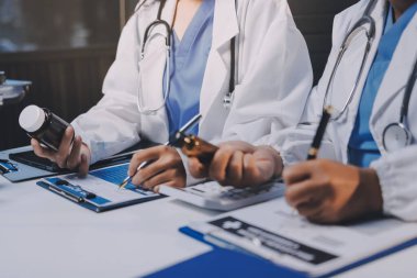 Doktorlar ve hemşire hastane kantininde gayri resmi toplantı yapıyorlar.