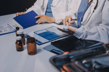 Doktorlar ve hemşire hastane kantininde gayri resmi toplantı yapıyorlar.