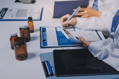 Doktorlar ve hemşire hastane kantininde gayri resmi toplantı yapıyorlar.