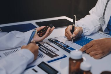 Doktorlar ve hemşire hastane kantininde gayri resmi toplantı yapıyorlar.