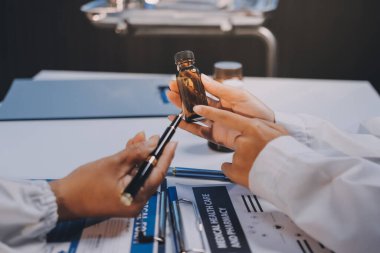 Doktorlar ve hemşire hastane kantininde gayri resmi toplantı yapıyorlar.