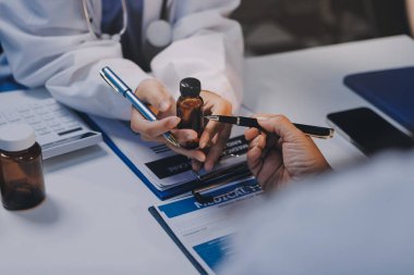 Doktorlar ve hemşire hastane kantininde gayri resmi toplantı yapıyorlar.