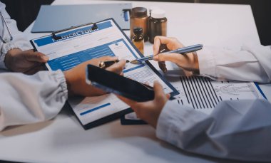 Doktorlar ve hemşire hastane kantininde gayri resmi toplantı yapıyorlar.