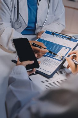 Doktorlar ve hemşire hastane kantininde gayri resmi toplantı yapıyorlar.