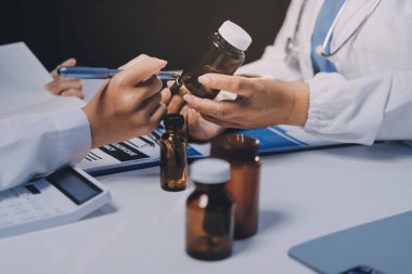 Doktorlar ve hemşire hastane kantininde gayri resmi toplantı yapıyorlar.